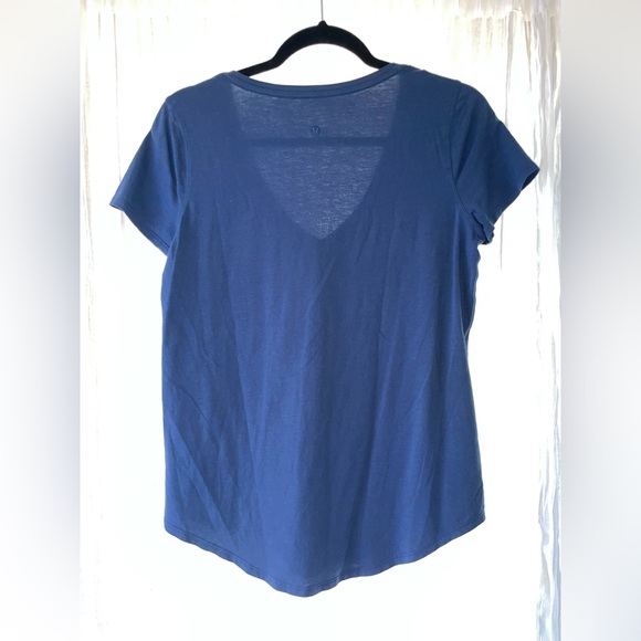 Lululemon size 6 Love Tee V-Neck - Picture 3 of 4